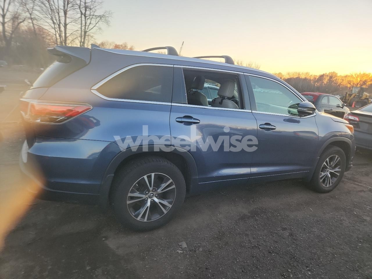 Photo 3 of 2016 TOYOTA HIGHLANDER XLE (VIN 5TDJKRFH1GS318054)