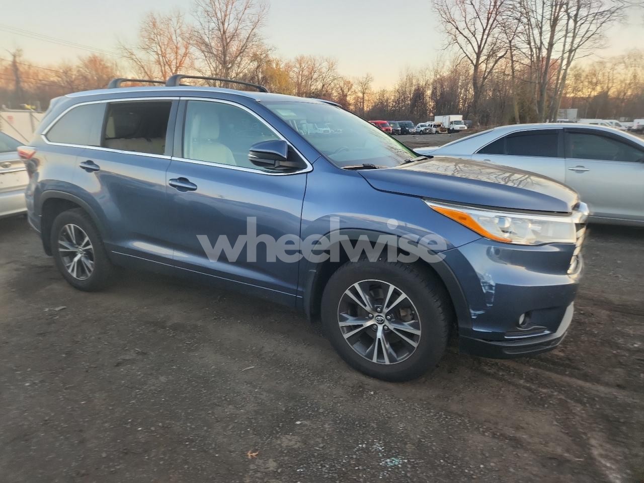 Photo 4 of 2016 TOYOTA HIGHLANDER XLE (VIN 5TDJKRFH1GS318054)