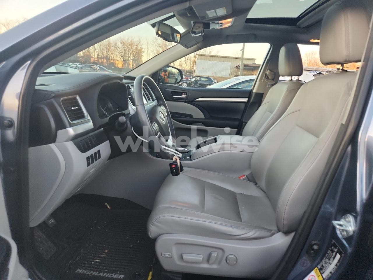 Photo 7 of 2016 TOYOTA HIGHLANDER XLE (VIN 5TDJKRFH1GS318054)