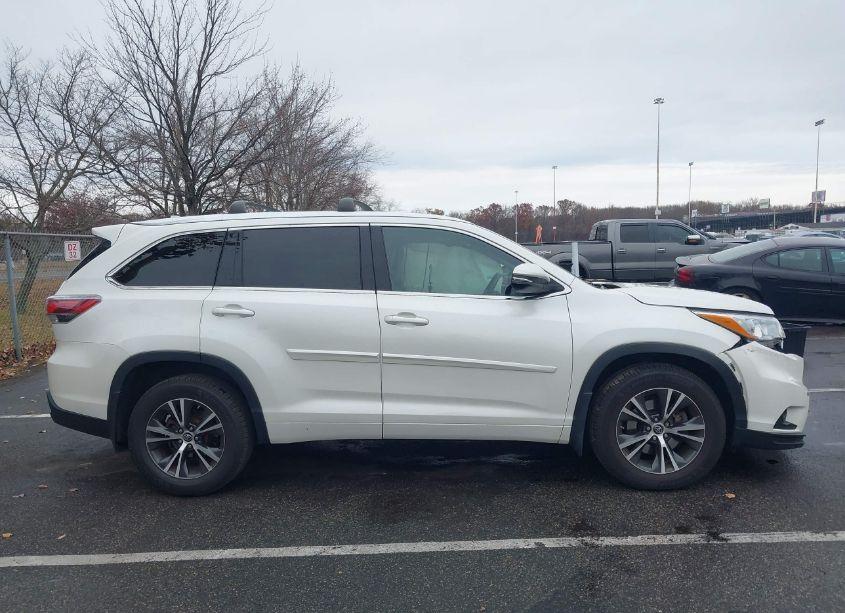 Photo 13 of 2016 Toyota Highlander XLE V6 (VIN 5TDJKRFH1GS319981)