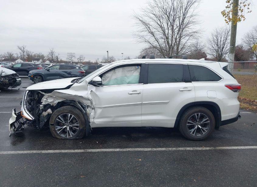 Photo 14 of 2016 Toyota Highlander XLE V6 (VIN 5TDJKRFH1GS319981)