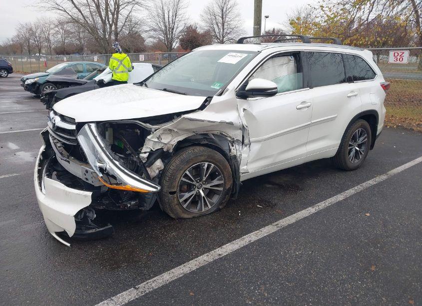 Photo 2 of 2016 Toyota Highlander XLE V6 (VIN 5TDJKRFH1GS319981)