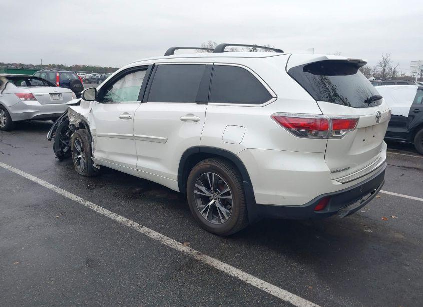 Photo 3 of 2016 Toyota Highlander XLE V6 (VIN 5TDJKRFH1GS319981)