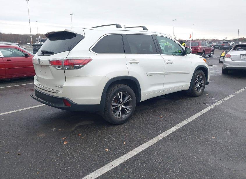 Photo 4 of 2016 Toyota Highlander XLE V6 (VIN 5TDJKRFH1GS319981)