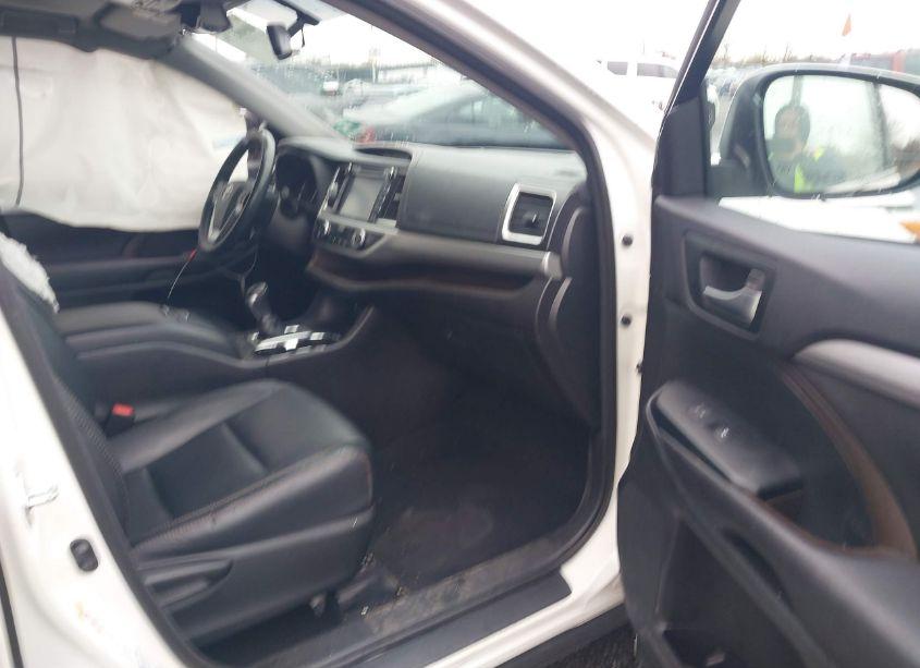 Photo 5 of 2016 Toyota Highlander XLE V6 (VIN 5TDJKRFH1GS319981)