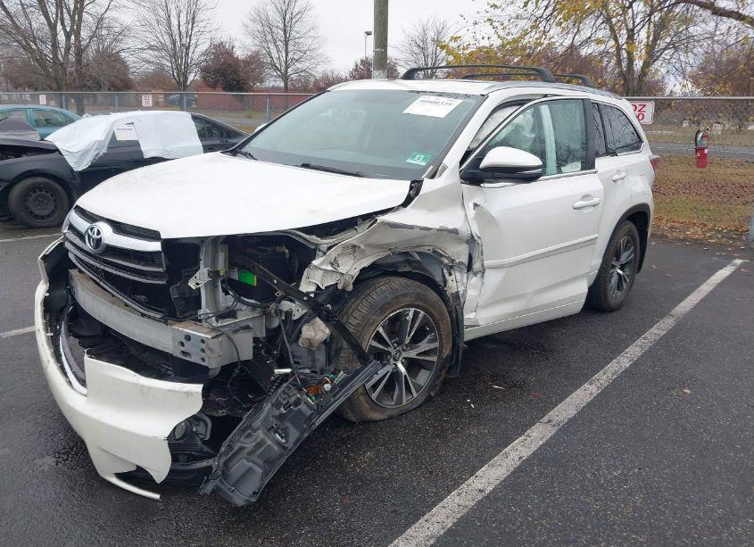 Photo 6 of 2016 Toyota Highlander XLE V6 (VIN 5TDJKRFH1GS319981)