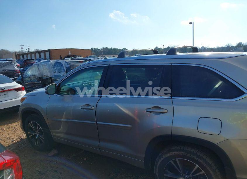 Photo 14 of 2016 Toyota Highlander XLE V6 (VIN 5TDJKRFH1GS331225)