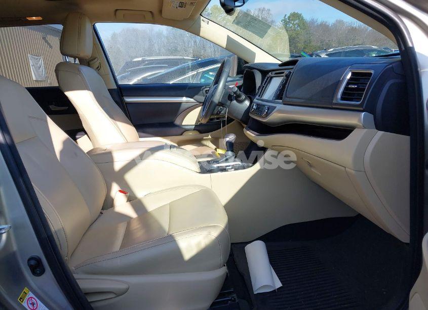 Photo 5 of 2016 Toyota Highlander XLE V6 (VIN 5TDJKRFH1GS331225)