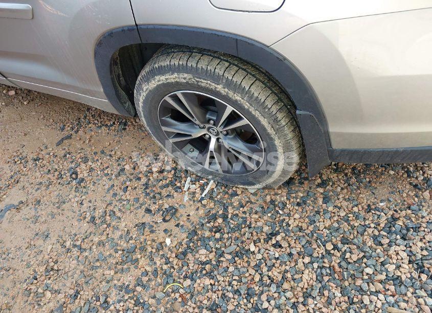 Photo 6 of 2016 Toyota Highlander XLE V6 (VIN 5TDJKRFH1GS331225)