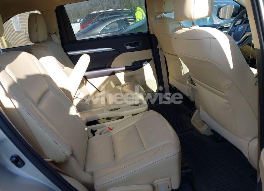 Photo 8 of 2016 Toyota Highlander XLE V6 (VIN 5TDJKRFH1GS331225)