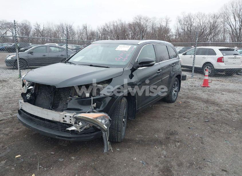 Photo 2 of 2016 Toyota Highlander XLE V6 (VIN 5TDJKRFH1GS338269)
