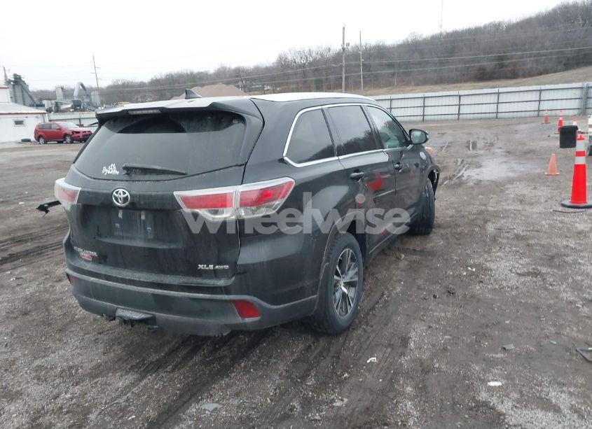 Photo 4 of 2016 Toyota Highlander XLE V6 (VIN 5TDJKRFH1GS338269)