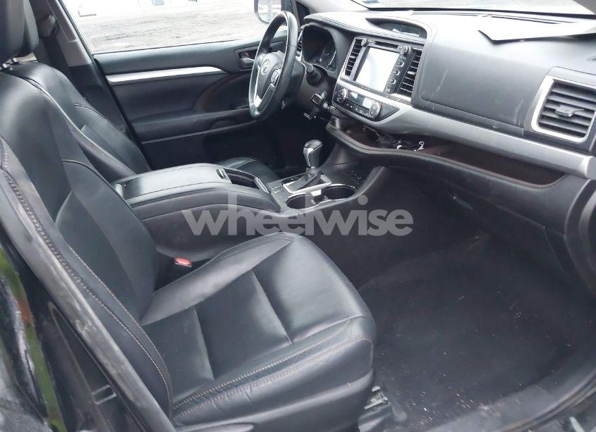 Photo 5 of 2016 Toyota Highlander XLE V6 (VIN 5TDJKRFH1GS338269)