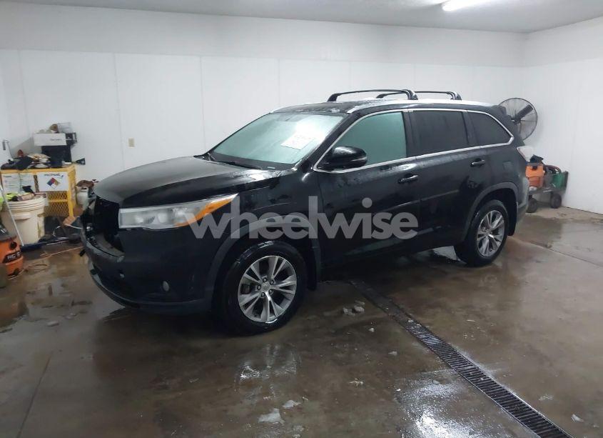 Photo 2 of 2014 Toyota Highlander XLE V6 (VIN 5TDJKRFH2ES041444)