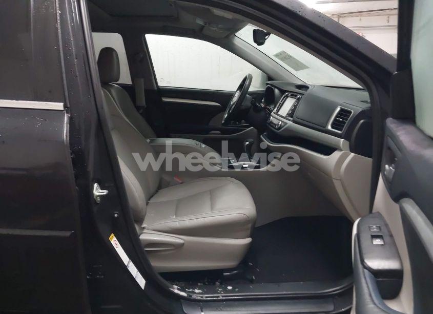 Photo 5 of 2014 Toyota Highlander XLE V6 (VIN 5TDJKRFH2ES041444)