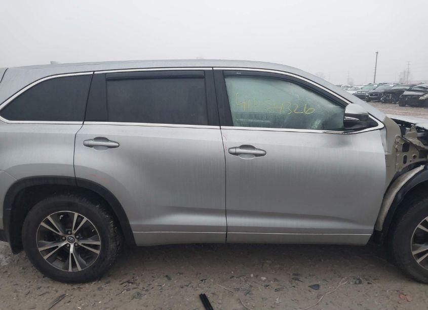 Photo 13 of 2016 Toyota Highlander XLE V6 (VIN 5TDJKRFH2GS342069)