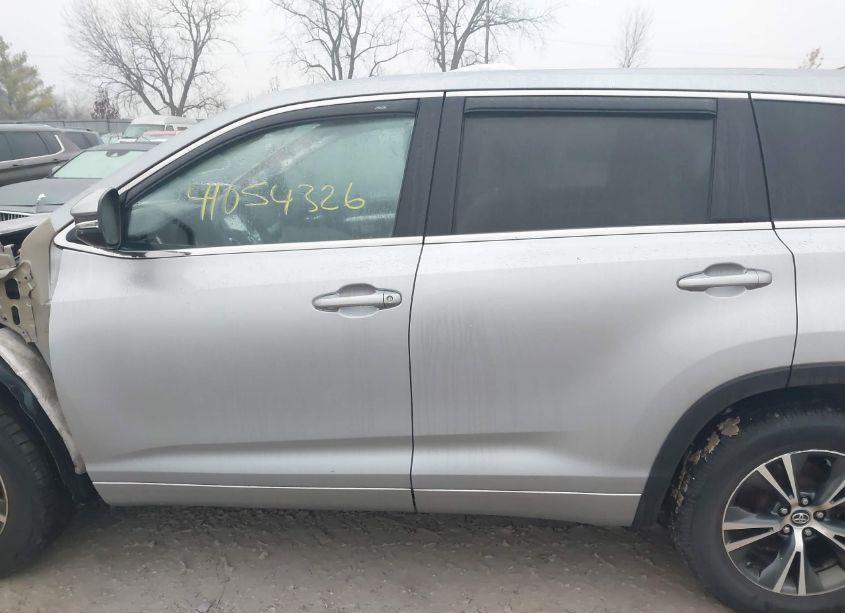 Photo 14 of 2016 Toyota Highlander XLE V6 (VIN 5TDJKRFH2GS342069)
