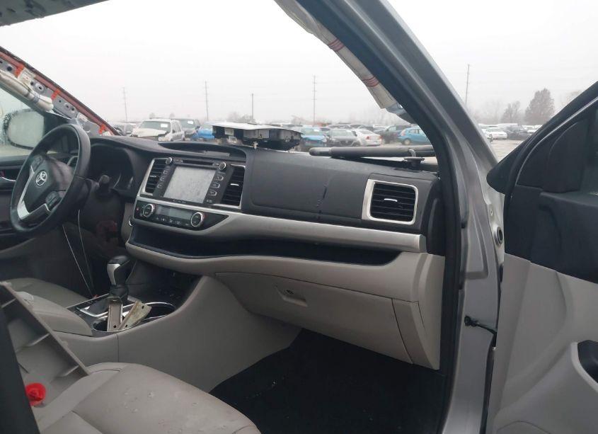 Photo 5 of 2016 Toyota Highlander XLE V6 (VIN 5TDJKRFH2GS342069)