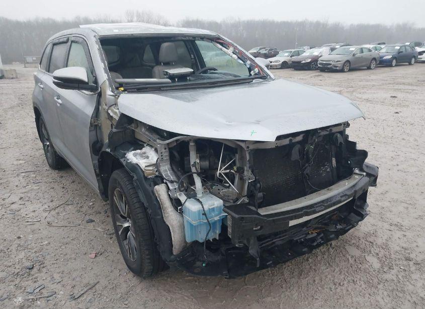 Photo 6 of 2016 Toyota Highlander XLE V6 (VIN 5TDJKRFH2GS342069)