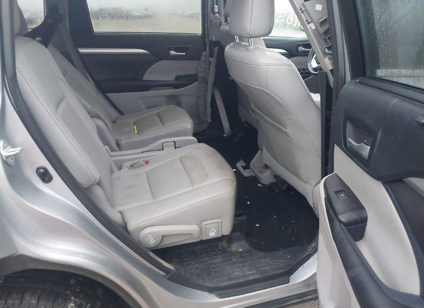 Photo 8 of 2016 Toyota Highlander XLE V6 (VIN 5TDJKRFH2GS342069)