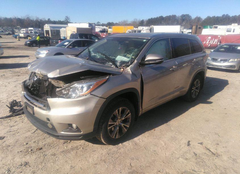 Photo 2 of 2015 Toyota Highlander XLE V6 (VIN 5TDJKRFH3FS119375)