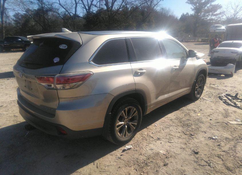 Photo 4 of 2015 Toyota Highlander XLE V6 (VIN 5TDJKRFH3FS119375)