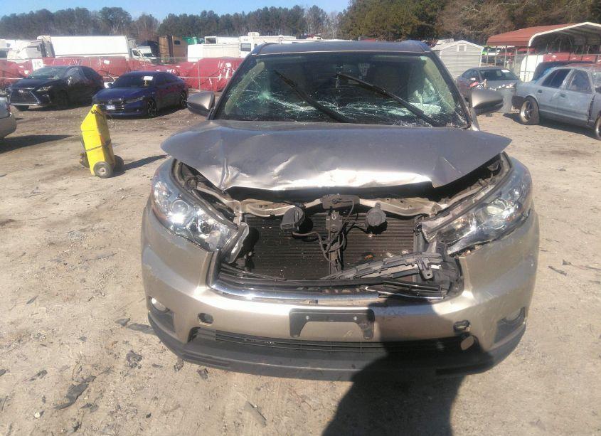 Photo 6 of 2015 Toyota Highlander XLE V6 (VIN 5TDJKRFH3FS119375)