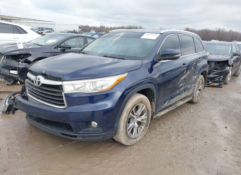 Photo 2 of 2015 Toyota Highlander XLE V6 (VIN 5TDJKRFH3FS199762)