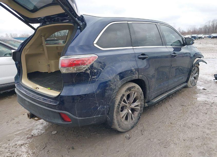 Photo 4 of 2015 Toyota Highlander XLE V6 (VIN 5TDJKRFH3FS199762)