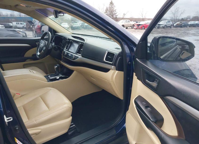 Photo 5 of 2015 Toyota Highlander XLE V6 (VIN 5TDJKRFH3FS199762)