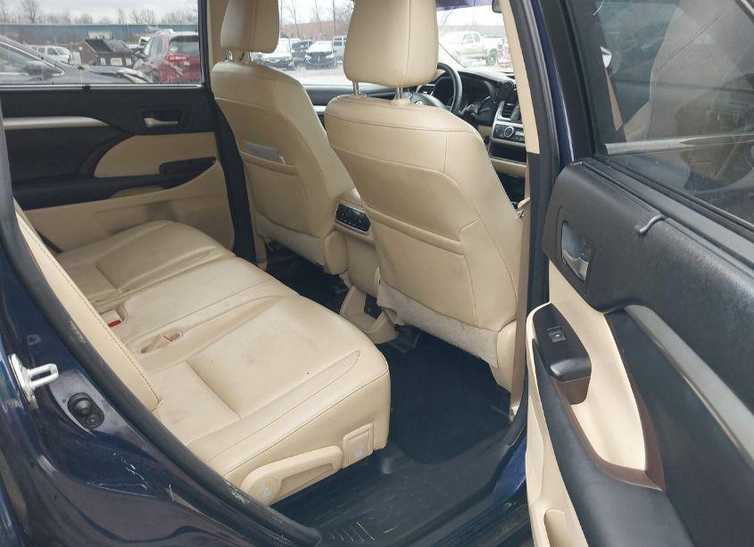 Photo 8 of 2015 Toyota Highlander XLE V6 (VIN 5TDJKRFH3FS199762)