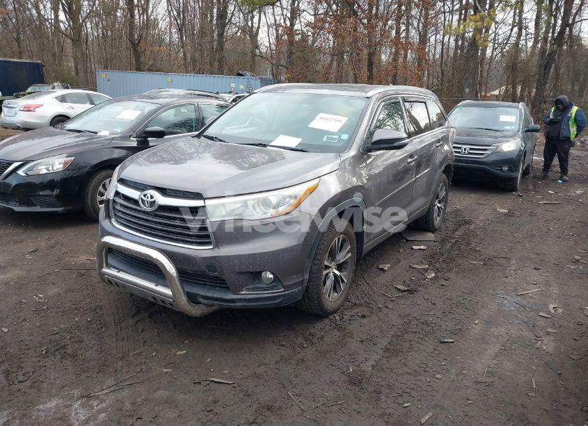 Photo 2 of 2016 Toyota Highlander XLE V6 (VIN 5TDJKRFH3GS235080)