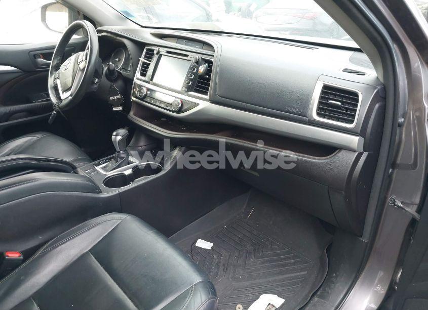 Photo 5 of 2016 Toyota Highlander XLE V6 (VIN 5TDJKRFH3GS235080)