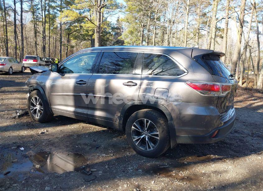 Photo 3 of 2016 Toyota Highlander XLE V6 (VIN 5TDJKRFH3GS242868)