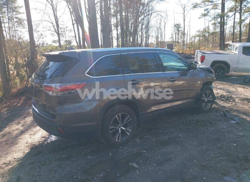 Photo 4 of 2016 Toyota Highlander XLE V6 (VIN 5TDJKRFH3GS242868)