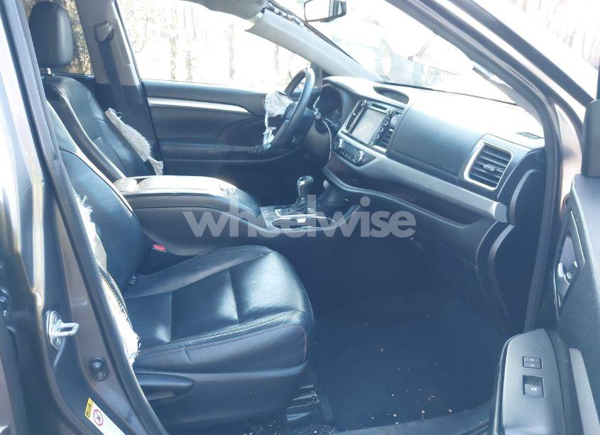 Photo 5 of 2016 Toyota Highlander XLE V6 (VIN 5TDJKRFH3GS242868)