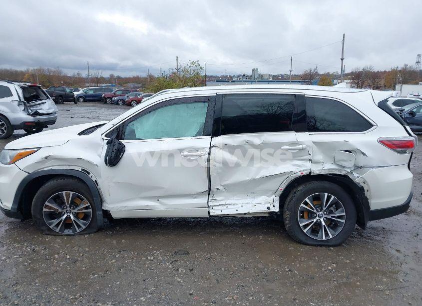 Photo 13 of 2016 Toyota Highlander XLE V6 (VIN 5TDJKRFH3GS270895)