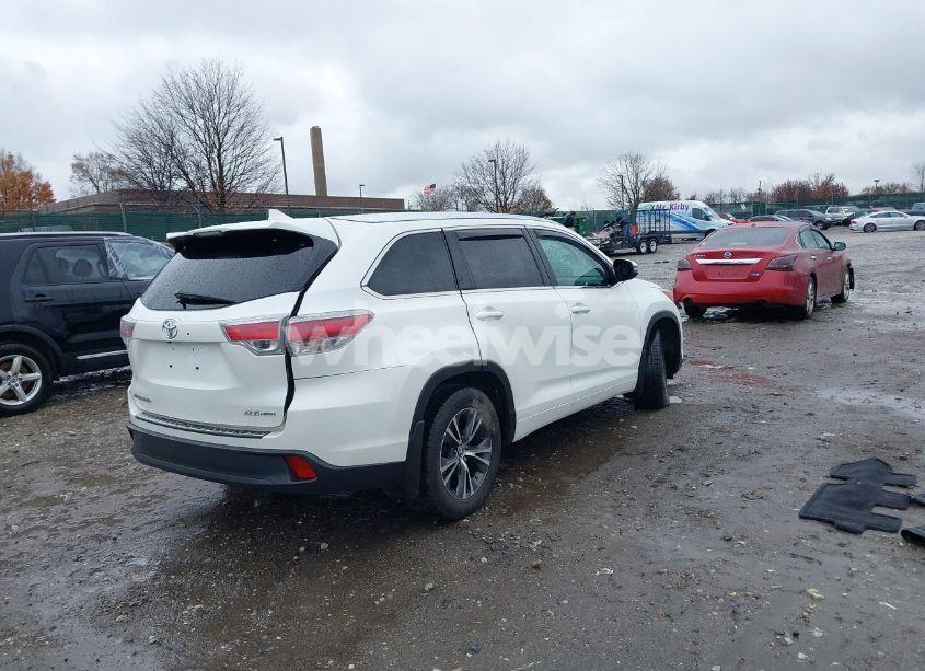 Photo 4 of 2016 Toyota Highlander XLE V6 (VIN 5TDJKRFH3GS270895)