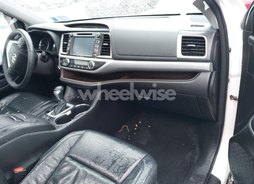 Photo 5 of 2016 Toyota Highlander XLE V6 (VIN 5TDJKRFH3GS270895)