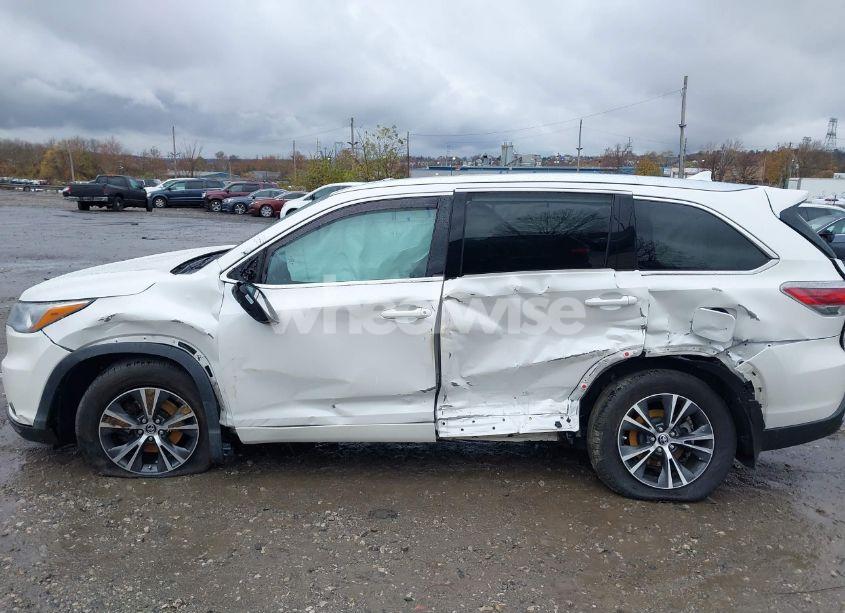 Photo 6 of 2016 Toyota Highlander XLE V6 (VIN 5TDJKRFH3GS270895)