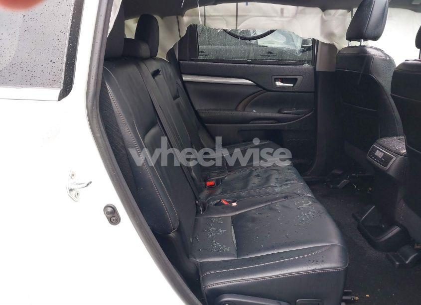 Photo 8 of 2016 Toyota Highlander XLE V6 (VIN 5TDJKRFH3GS270895)