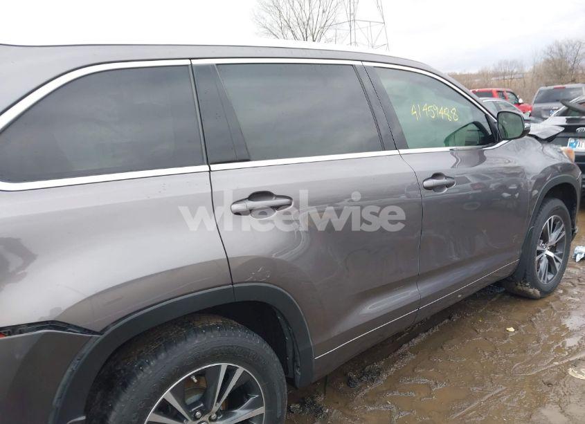 Photo 13 of 2016 Toyota Highlander XLE V6 (VIN 5TDJKRFH3GS297370)