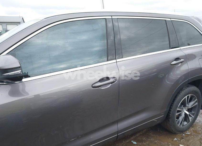 Photo 14 of 2016 Toyota Highlander XLE V6 (VIN 5TDJKRFH3GS297370)