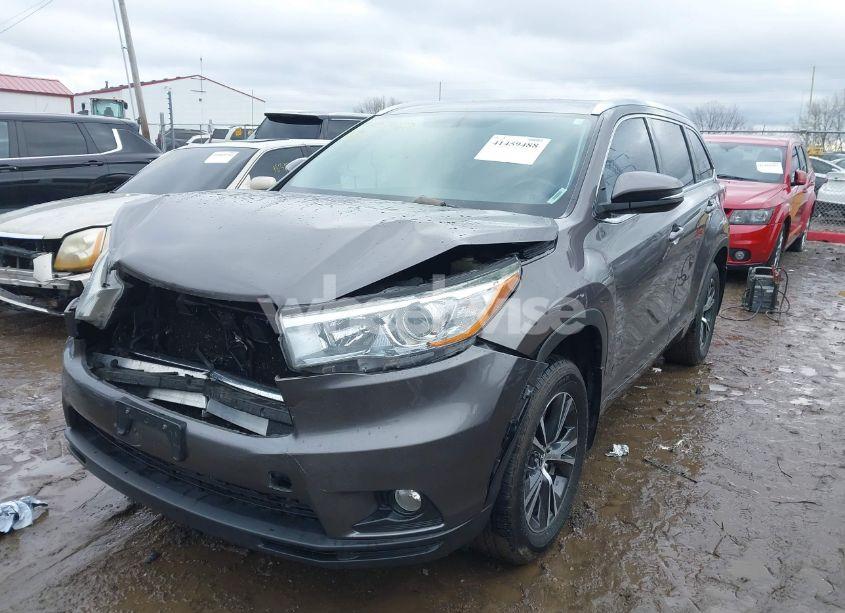 Photo 2 of 2016 Toyota Highlander XLE V6 (VIN 5TDJKRFH3GS297370)
