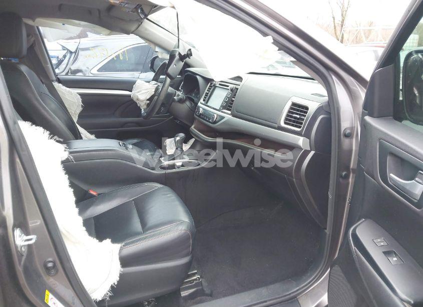 Photo 5 of 2016 Toyota Highlander XLE V6 (VIN 5TDJKRFH3GS297370)