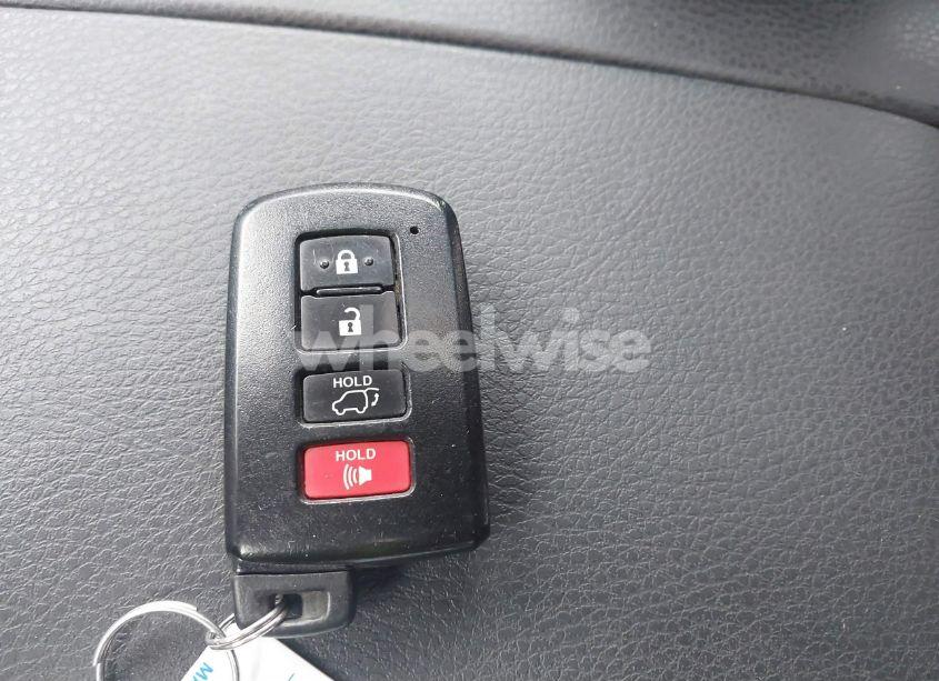 Photo 11 of 2014 Toyota Highlander XLE V6 (VIN 5TDJKRFH4ES043339)