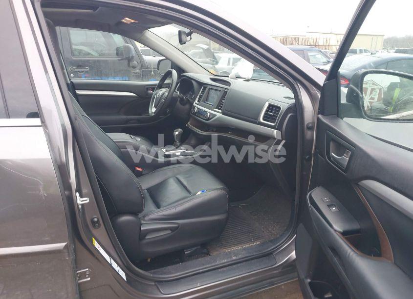 Photo 5 of 2014 Toyota Highlander XLE V6 (VIN 5TDJKRFH4ES043339)