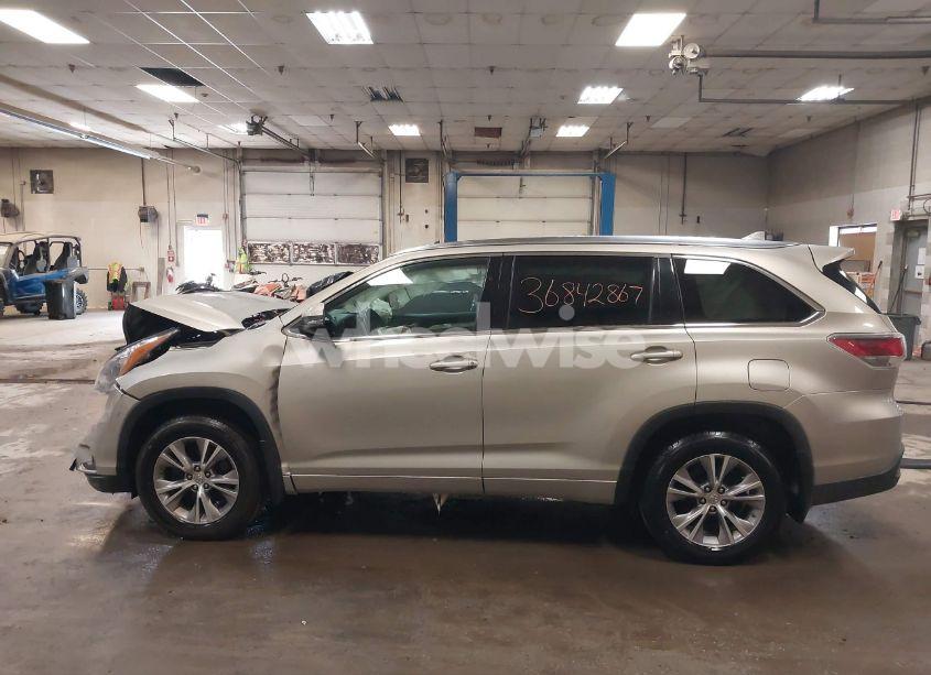 Photo 15 of 2015 Toyota Highlander XLE V6 (VIN 5TDJKRFH4FS096687)