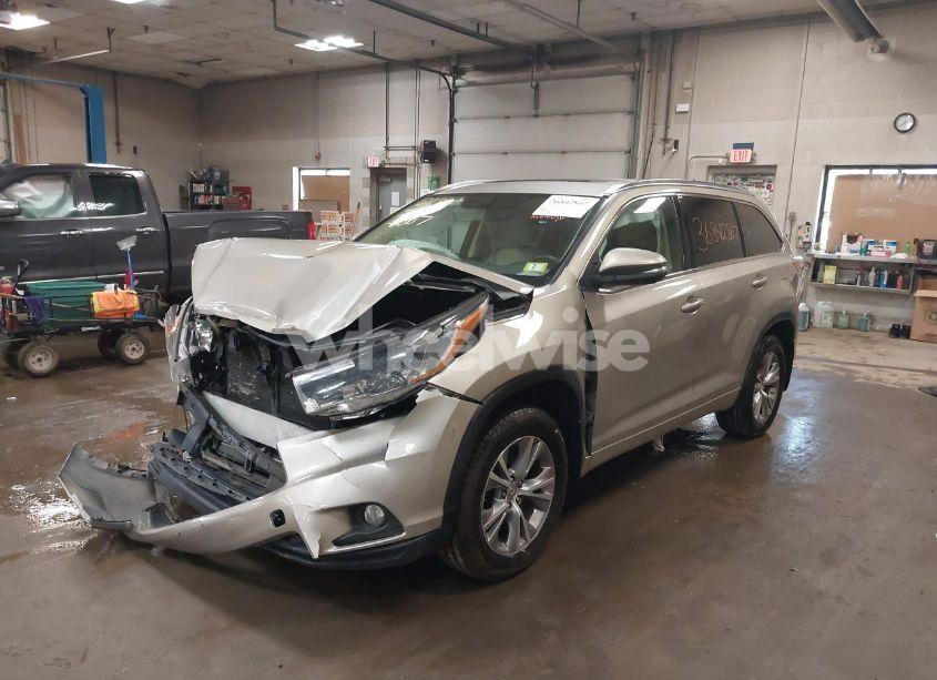 Photo 2 of 2015 Toyota Highlander XLE V6 (VIN 5TDJKRFH4FS096687)