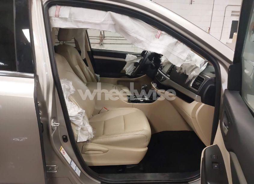 Photo 5 of 2015 Toyota Highlander XLE V6 (VIN 5TDJKRFH4FS096687)